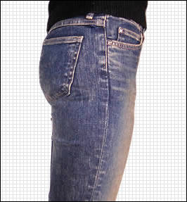 トラタニショーツのジーンズ着用状態横からのヒップライン